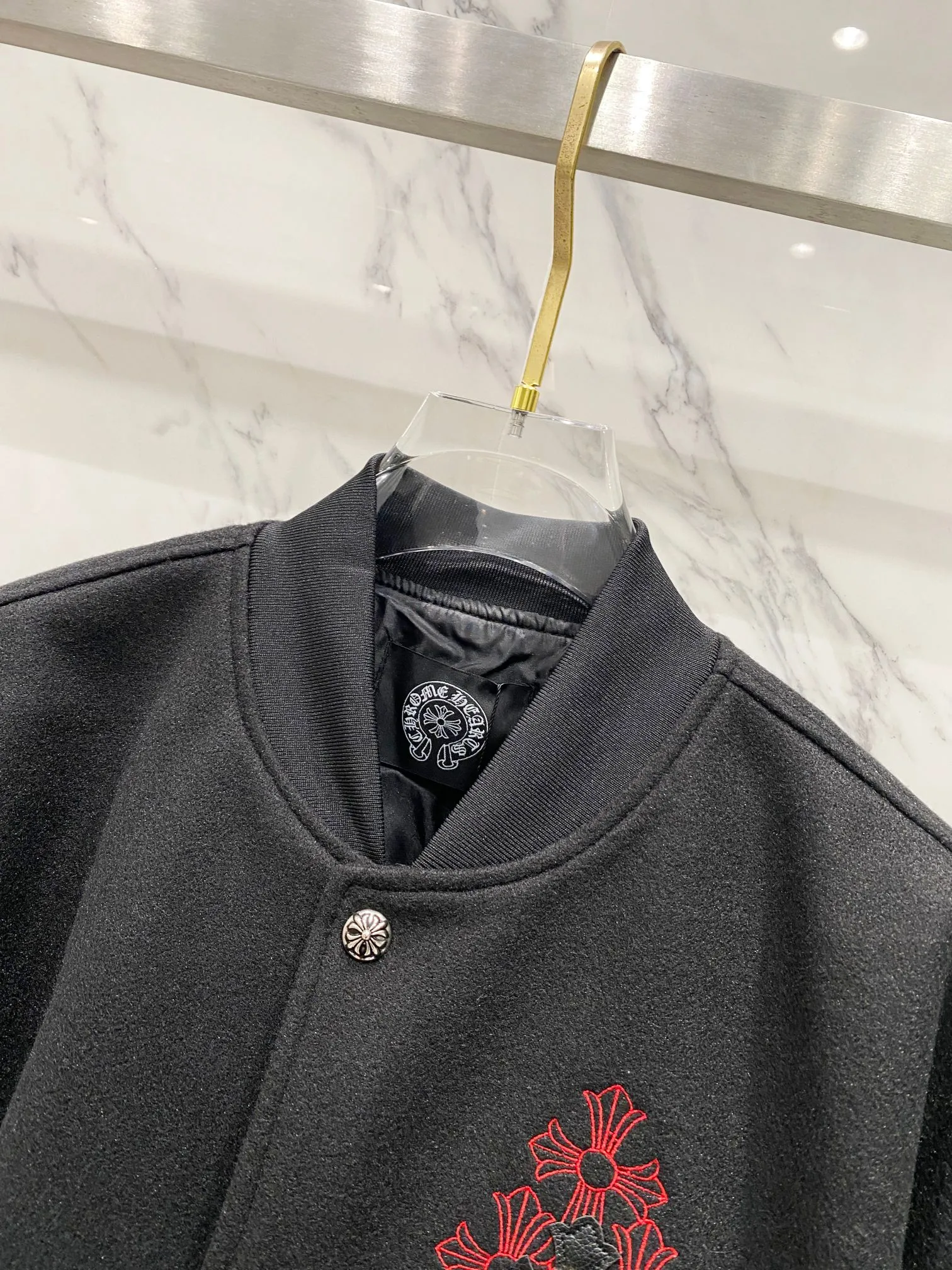 P410 Chromehearts New Crow Heart Horseshoe Cross Baseball Jacket Customized Woolen Fabric Spliced PU Leather Sleeves Heavy Design Exclusive Customized Cross Metal Decoration Full of Dark Style 🔥 Loose Fit Very Handsome for Men and Women Red Label Cross Size: S M L XL (176 145 wear M) S M L 75 77 Sleeve length 65 66 67 68 Shoulder width 54 55 56 57